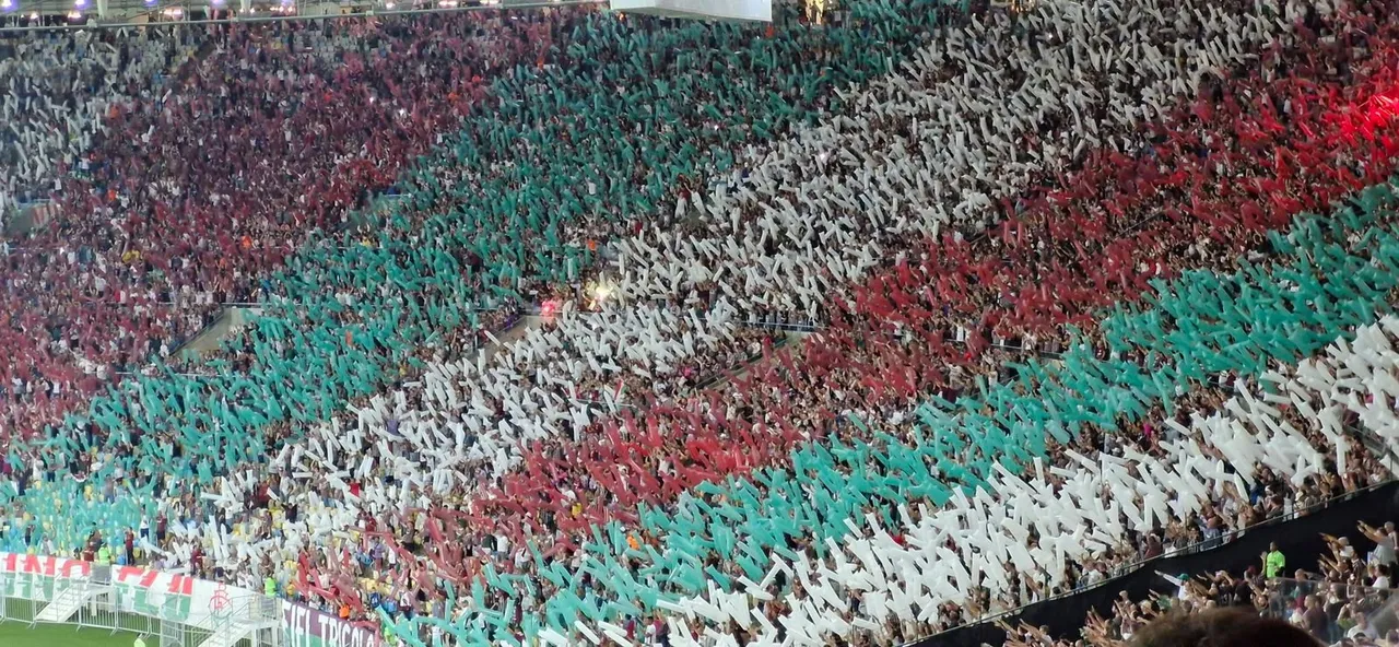 Fluminense mobiliza mil torcedores em festa de balões antes da Libertadores