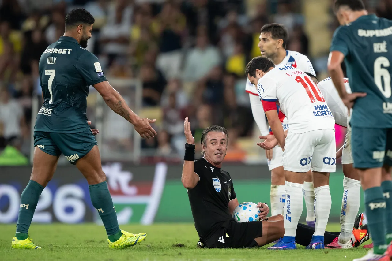 Hulk derruba árbitro