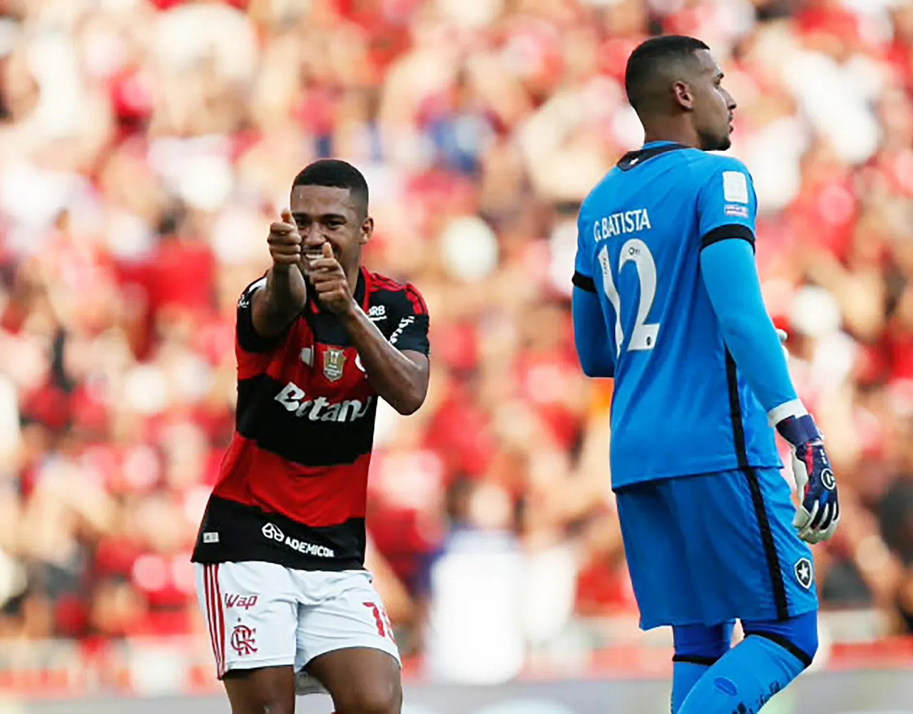 Samuel Lino brilha e garante craque da rodada 25 no Cartola