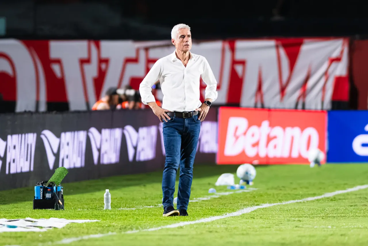 Luís Castro culpa bolas paradas na derrota do Grêmio por 1 a 0