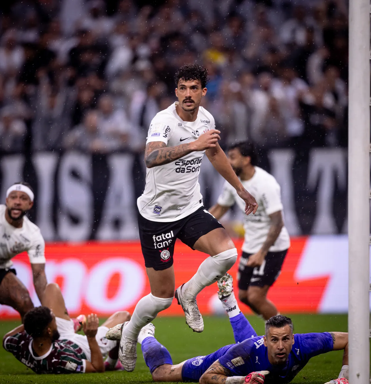 Corinthians entra em crise profunda e zagueiro Gustavo Henrique denuncia desorganização
