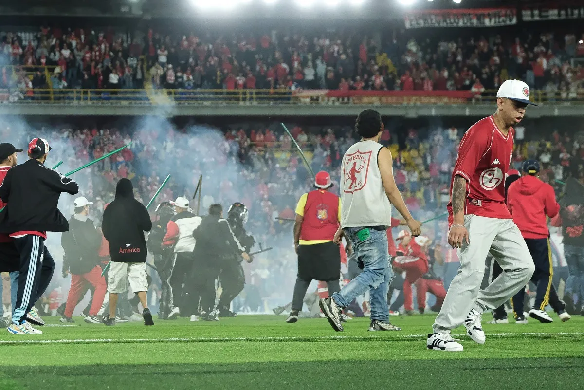 Briga de torcidas interrompe clássico colombiano e põe liga em alerta