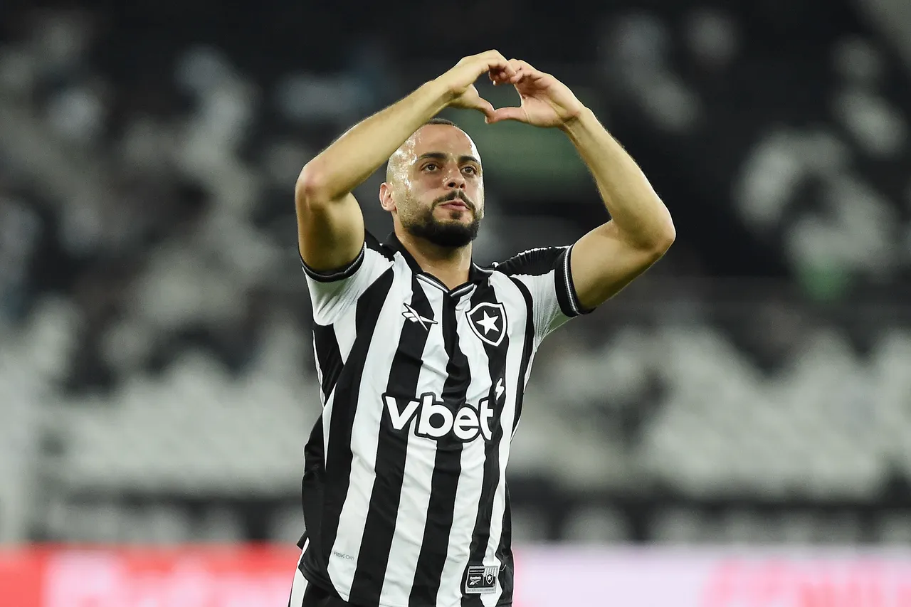 Botafogo freia venda de Arthur Cabral e procura substituto imediato
