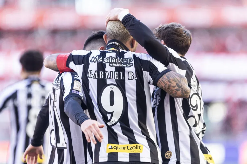 Santos explora erros do Inter e vence, mas quase desperdiça vantagem