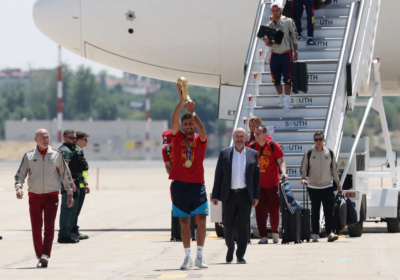 Espanha chega a Madri com taça