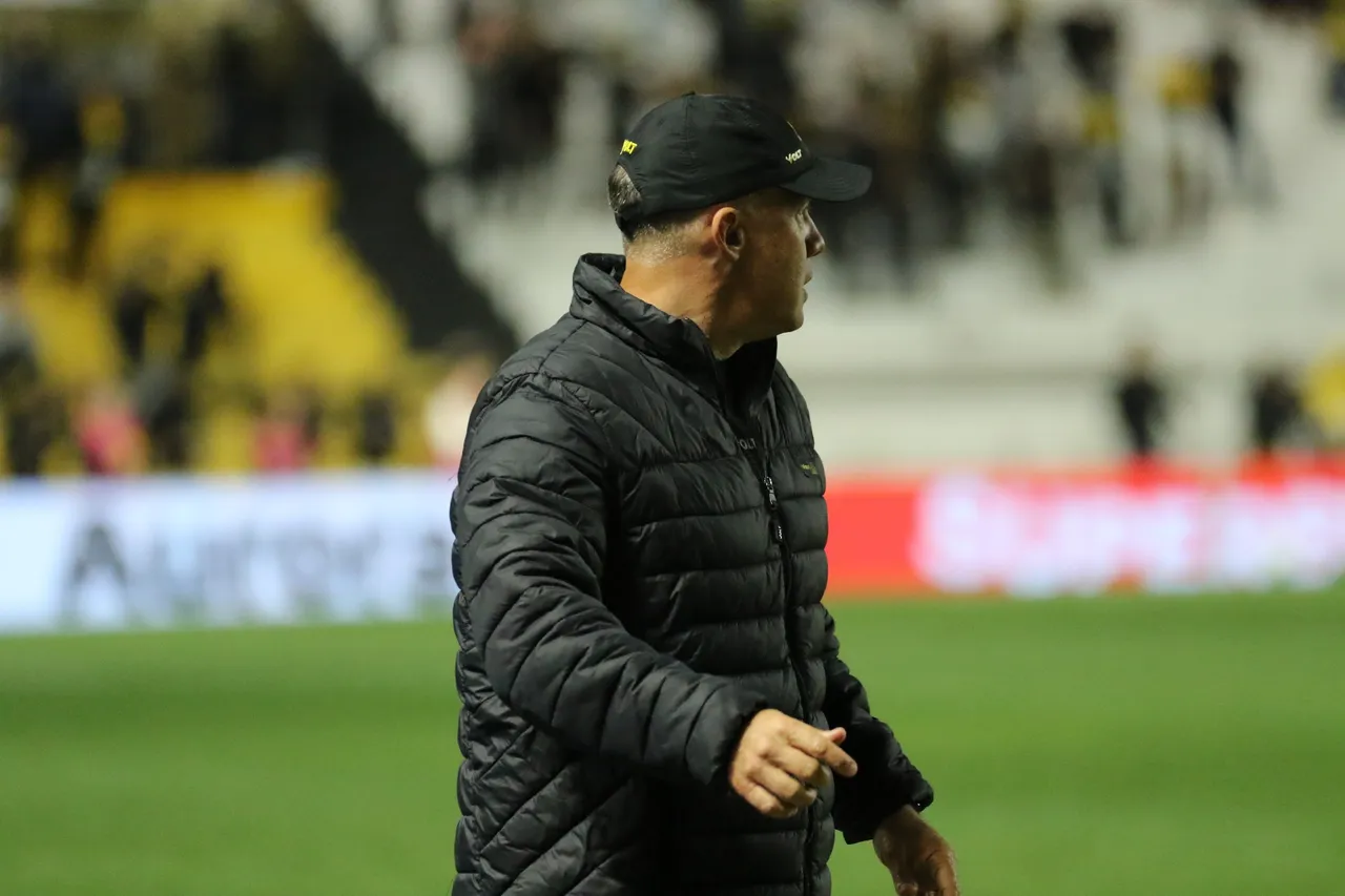 Eduardo Baptista descarta interesse do Inter após derrota do Criciúma