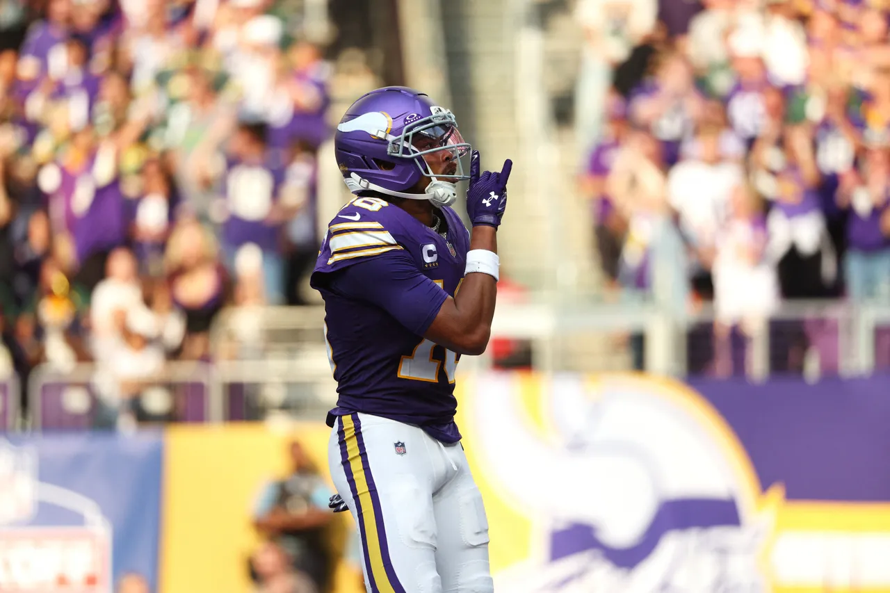 Vikings viram desvantagem e vencem Packers em estreia dramática