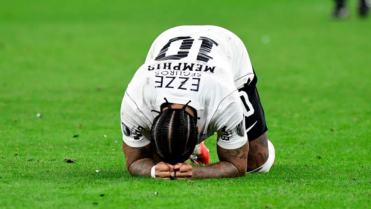 Memphis Depay pede desculpas após penalti que elimina Corinthians da Libertadores