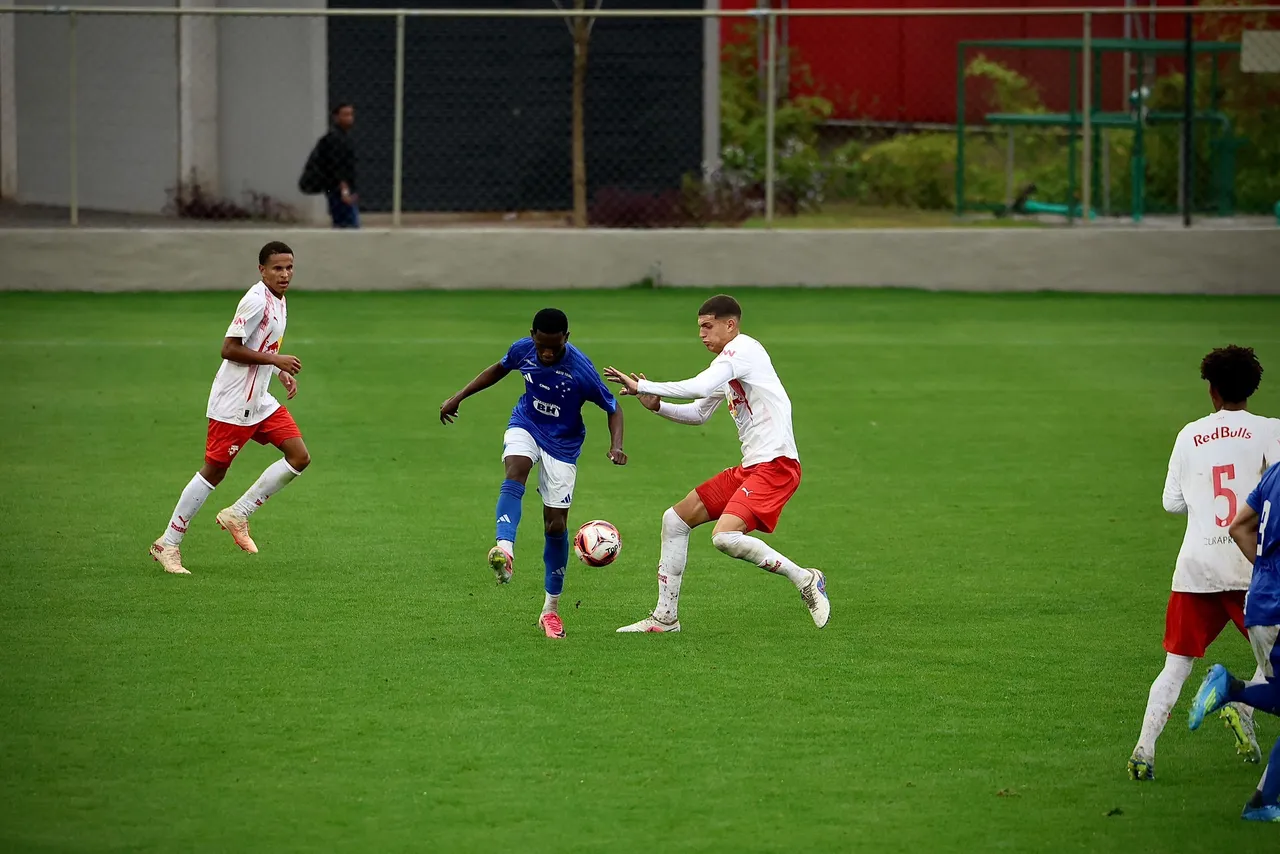 Bragantino Sub-17 desponta com goleada de 8 a 1 sobre Cruzeiro
