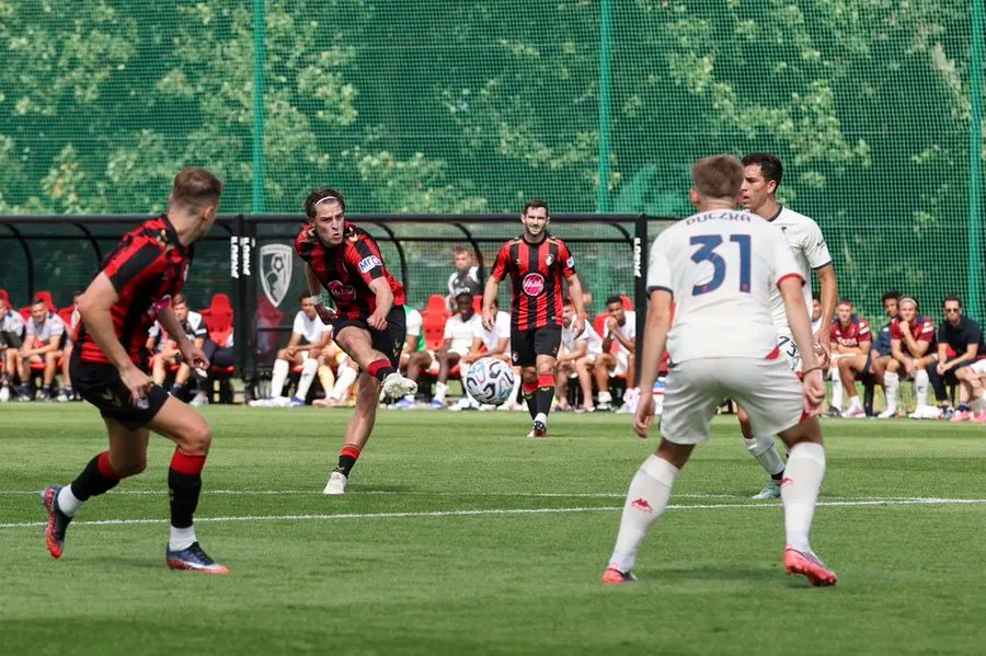 Bournemouth goleia Genoa