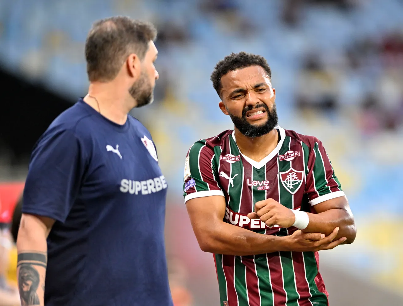 Samuel Xavier tem luxação no ombro e sai do Flu contra o Remo