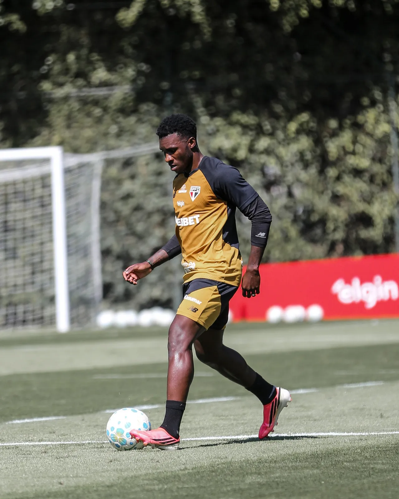 São Paulo perde lateral Aurélio Buta para cirurgia e sente falta defensiva