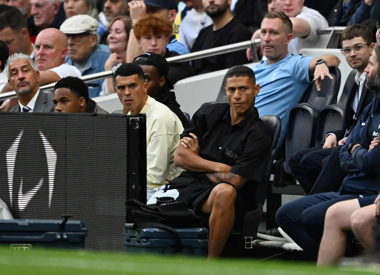 Postecoglou elimina Richarlison da partida contra Liverpool