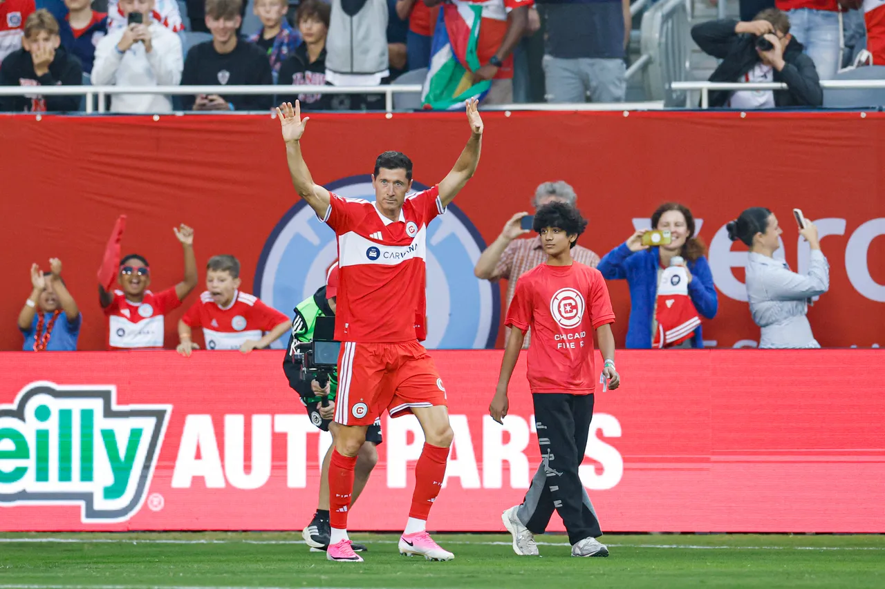 Lewandowski estreia com gols