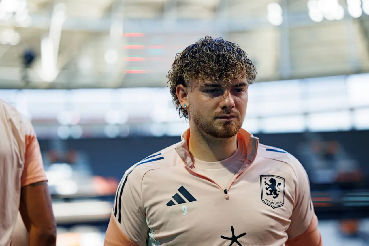 Elliott retorna ao Liverpool