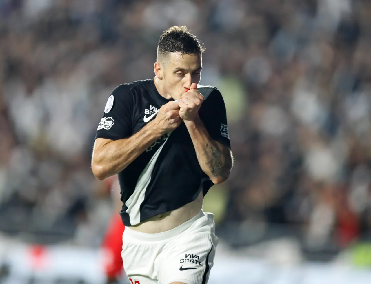 Bruno Duarte abre caminho no Vasco ao marcar gol decisivo na estreia