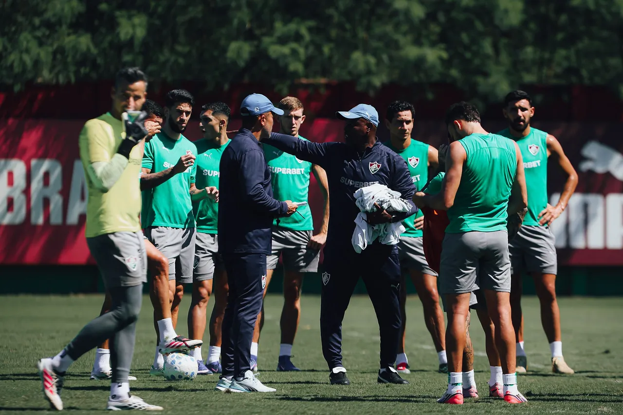 Fluminense ajusta meio-campo e traz Guga para enfrentar Athletico-PR