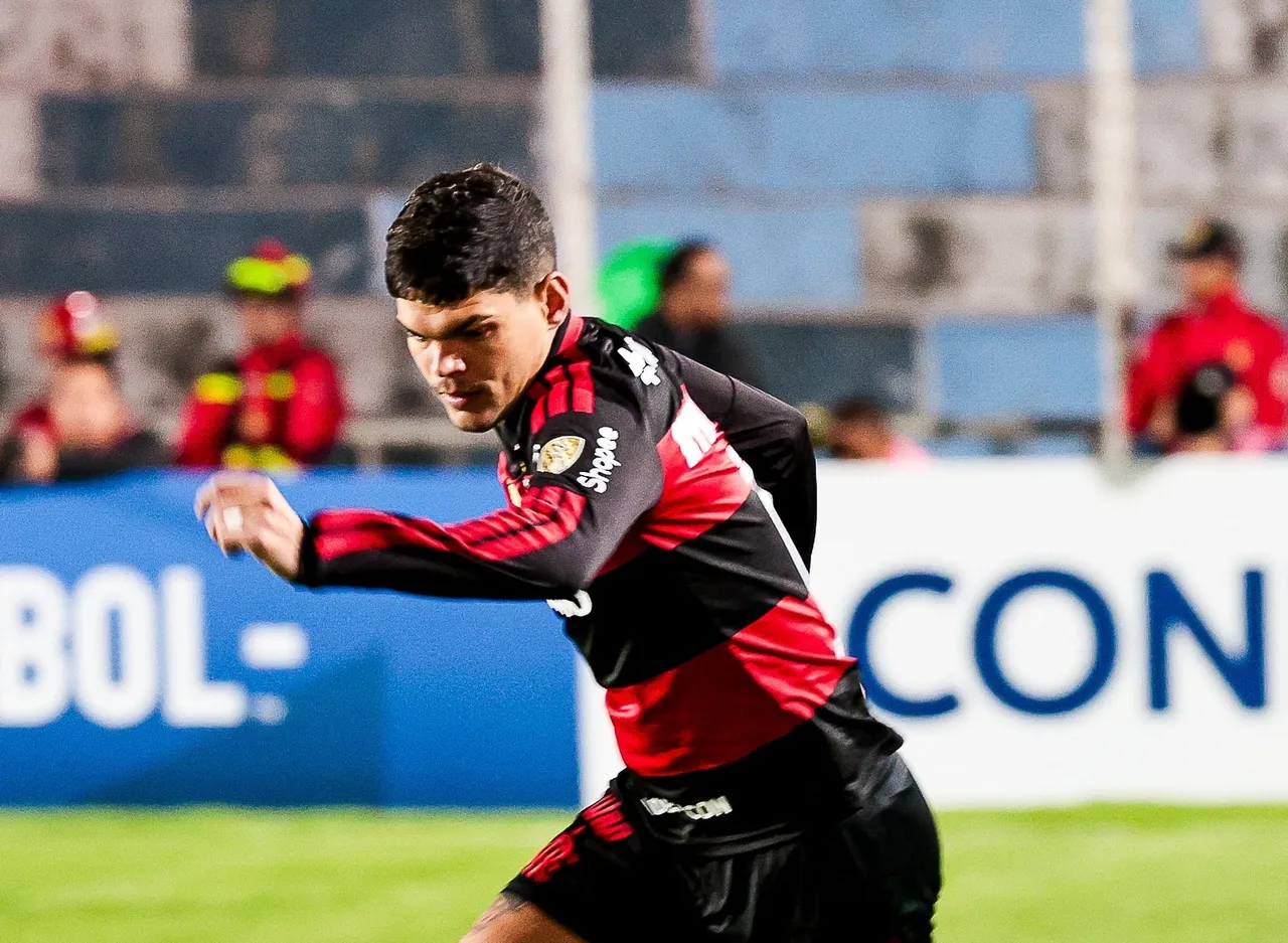 Ayrton Lucas chora ao sair lesionado e abala defesa do Flamengo
