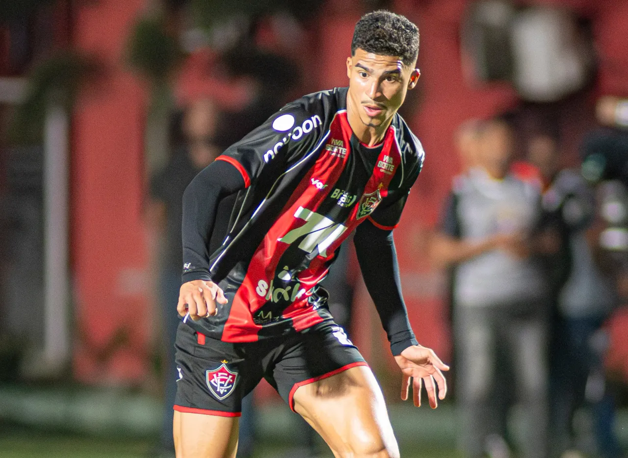 Renê celebra gol contra o Grêmio e impulsiona sequência do Vitória no Brasileirão