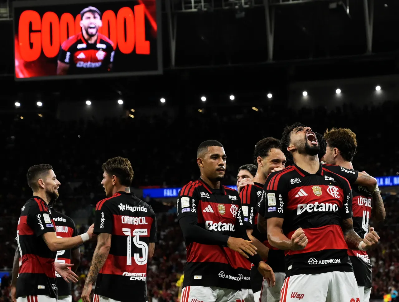 Flamengo elimina asterisco e pressiona Palmeiras na corrida pelo título