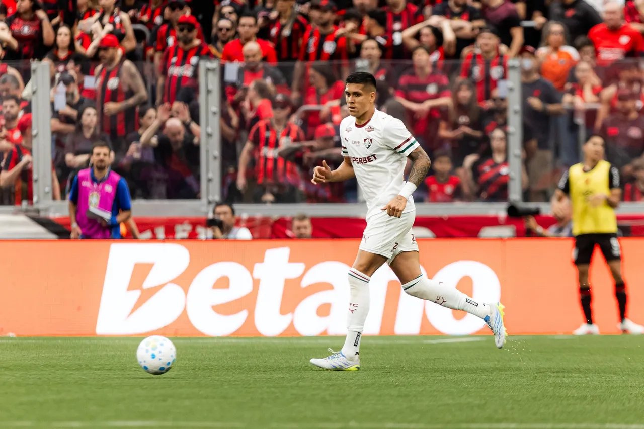 Millán supera lesão e busca titularidade ao lado de Thiago Silva no Fluminense