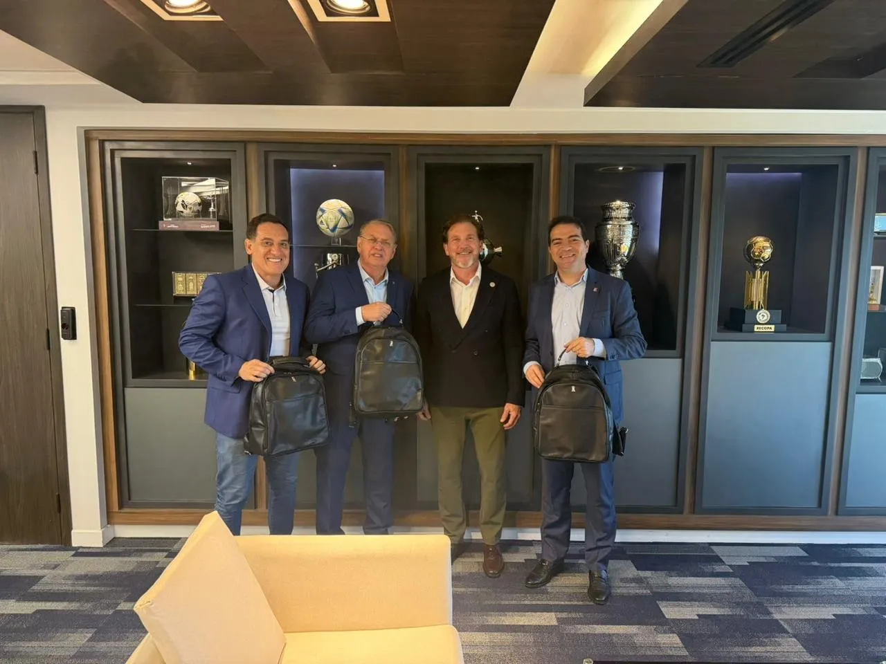 Corinthians fortalece laços com a Conmebol em reunião estratégica no Paraguai