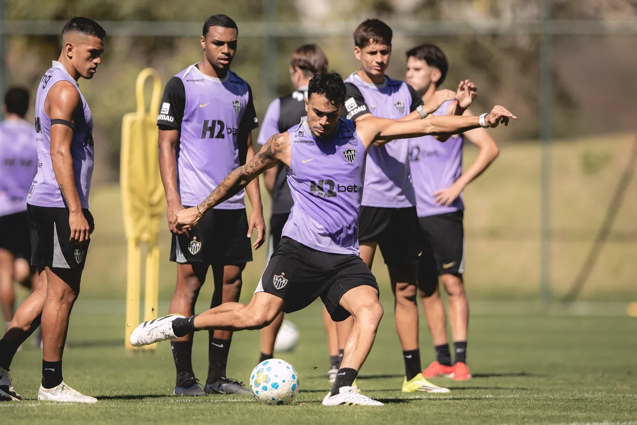 Atlético-MG treina com reforços da base