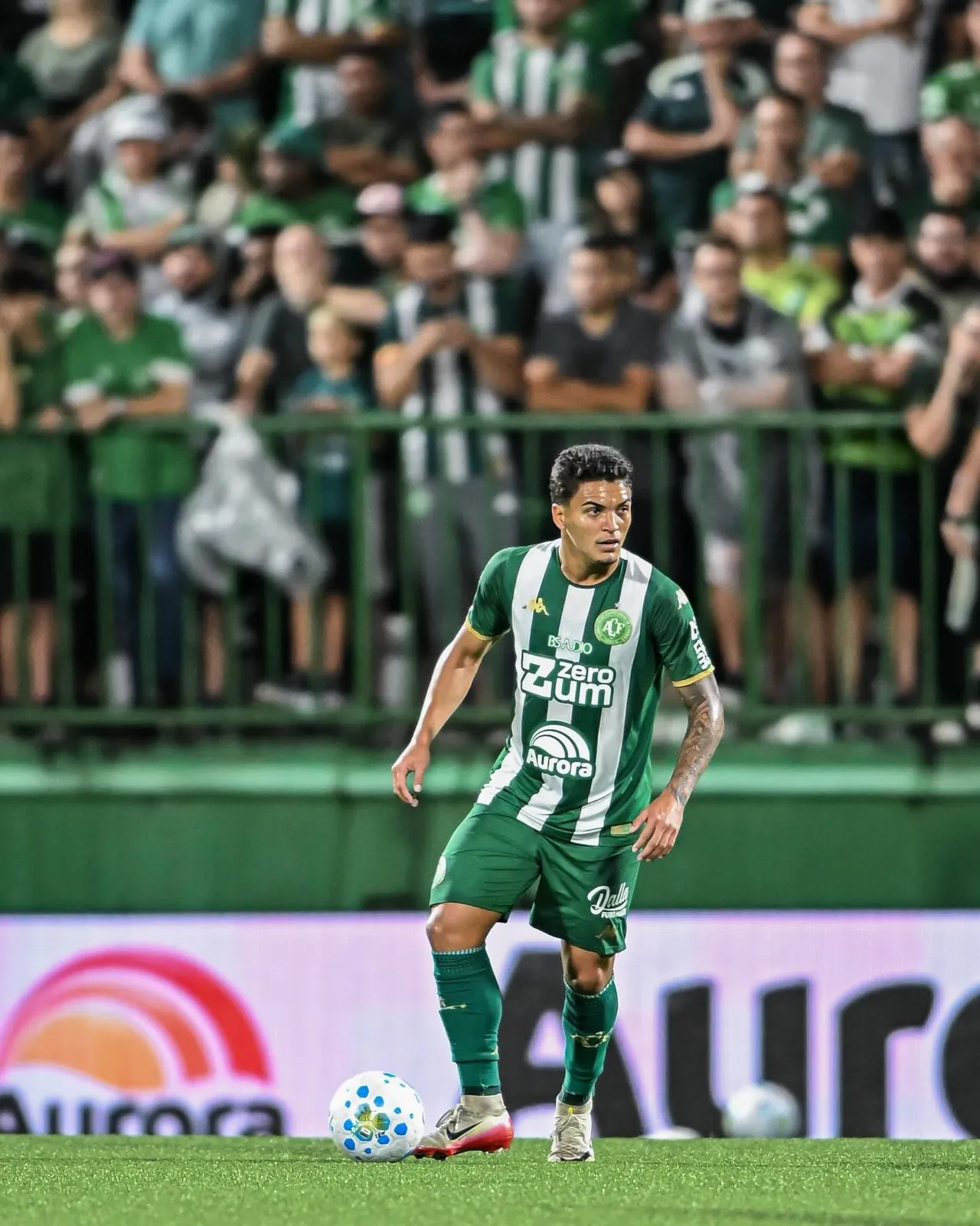 Chapecoense rescinde contrato com João Vitor