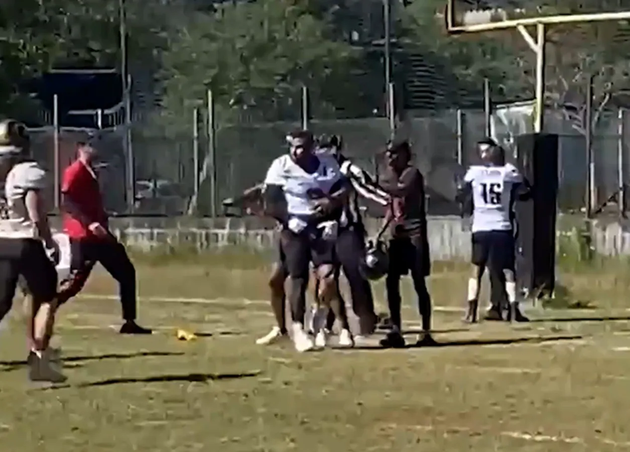 Árbitro agredido em jogo de futebol americano