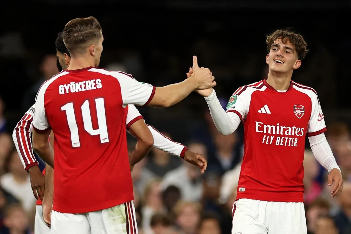 Max Dowman brilha e leva Arsenal à oitavas da Copa da Liga