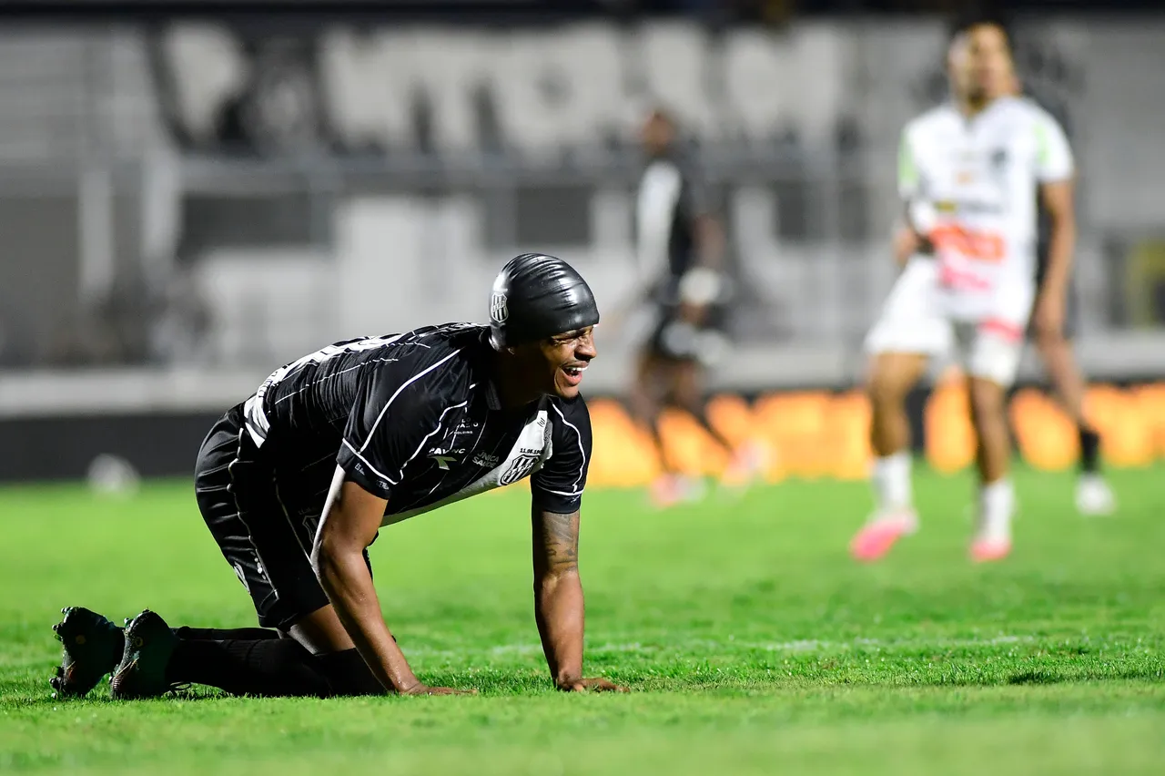 Ponte Preta cede empate