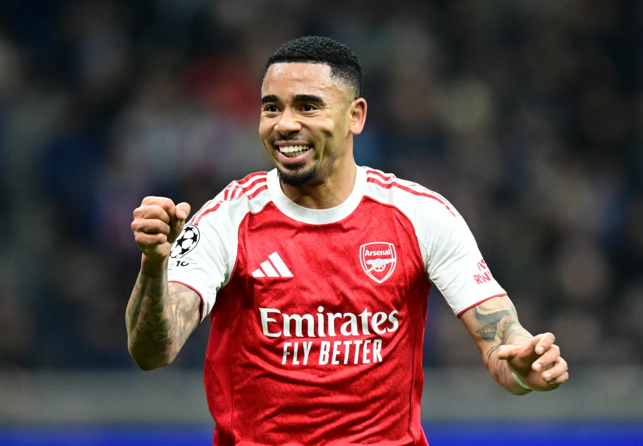 Gabriel Jesus mira marca de Firmino