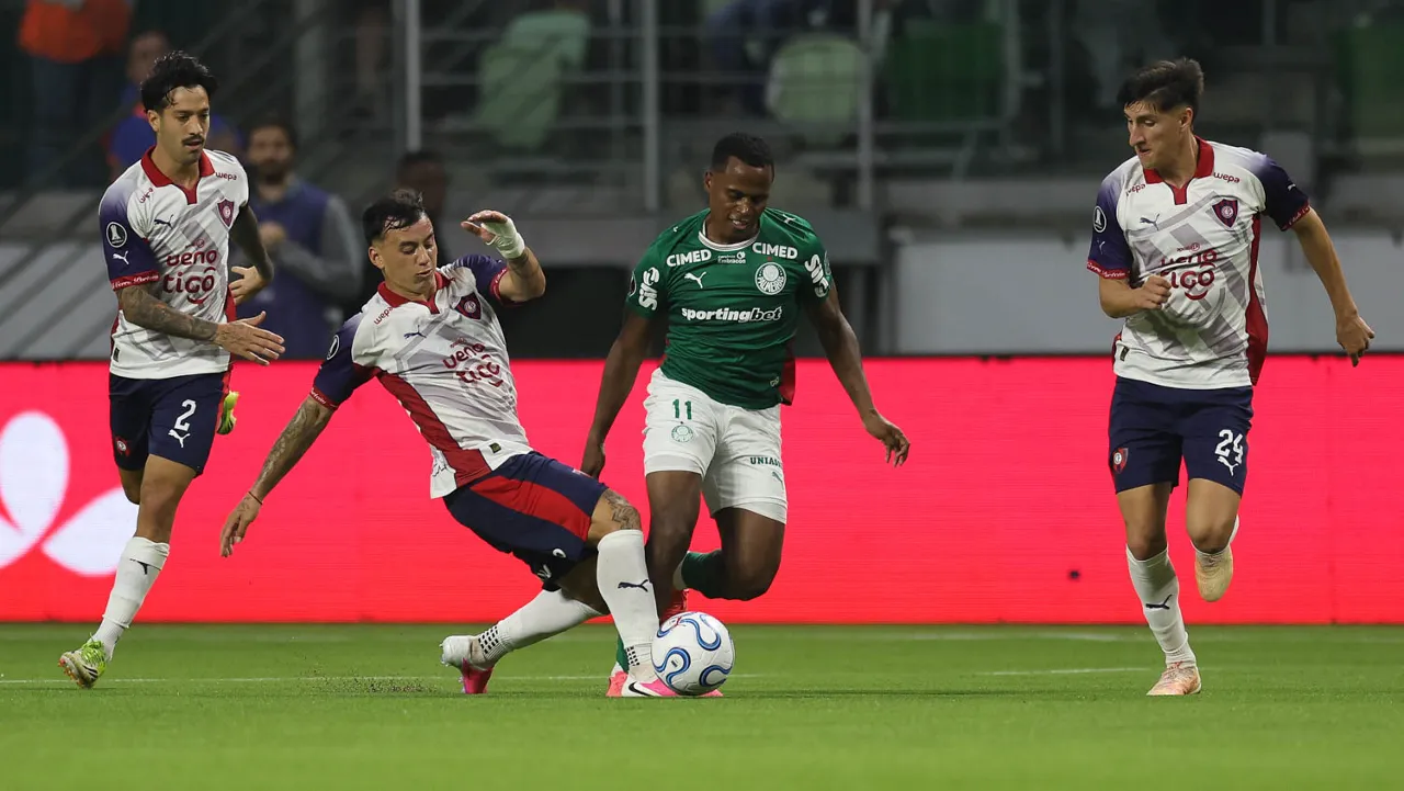 Flaco López brilha, mas Palmeiras tropeça