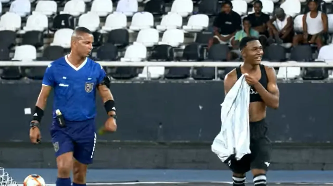 Juninho marca no fim