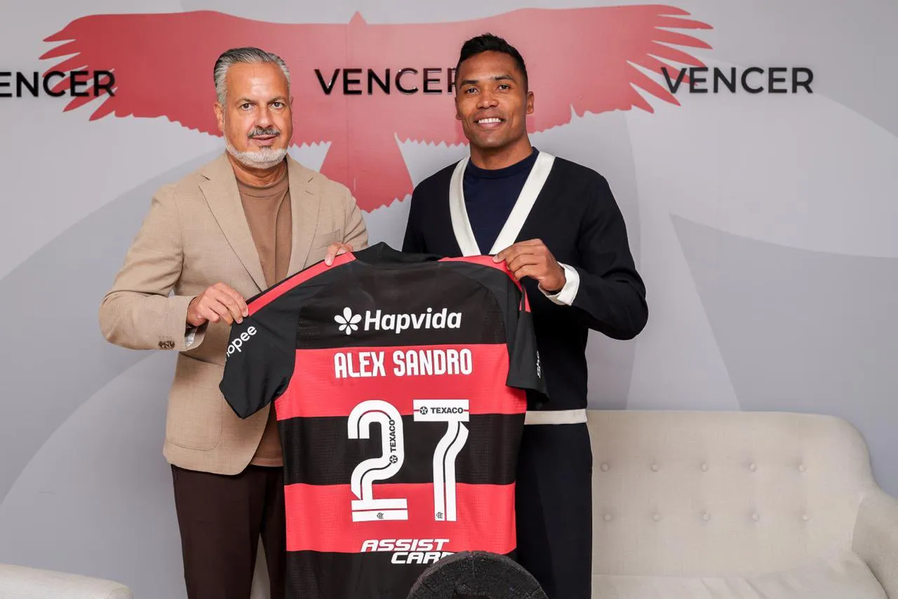Flamengo renova contrato com Alex Sandro