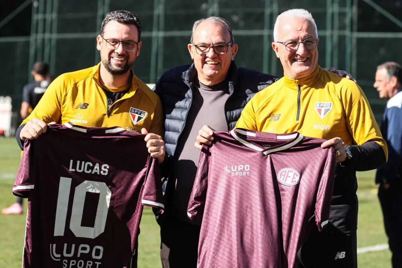 Dorival Júnior é homenageado