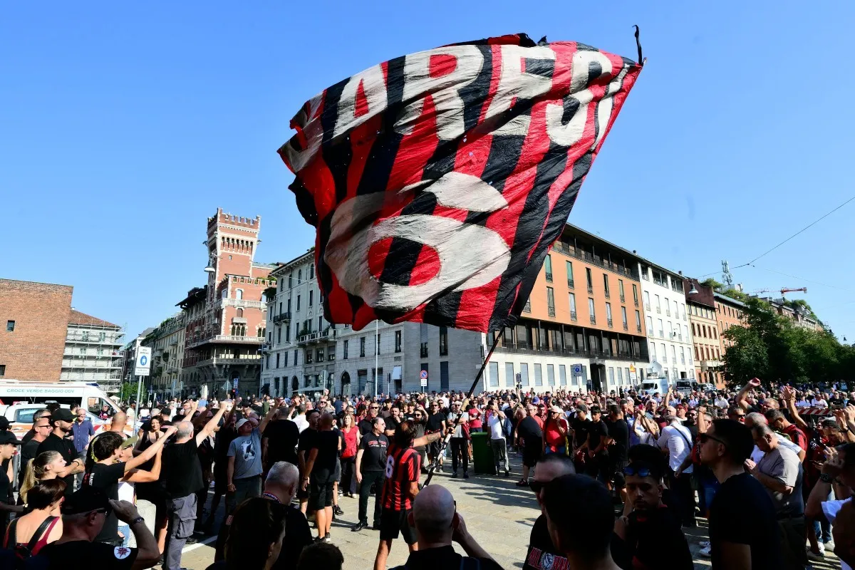 Itália presta homenagem a Baresi
