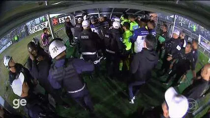 Vasco confronta árbitro e cria tumulto após expulsão de Barros